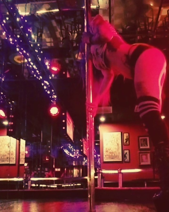 lpmoon: Fucking around at work…. bc it’s been a minute since I posted a pole video ¯\_(ツ)_/¯  #jumbos #jumbosclownroom #pole #poledancing #exoticdancer #poledancer #polefitness #metallica #entersandman #dancer #fun #workout #tipyourdancers #pravana