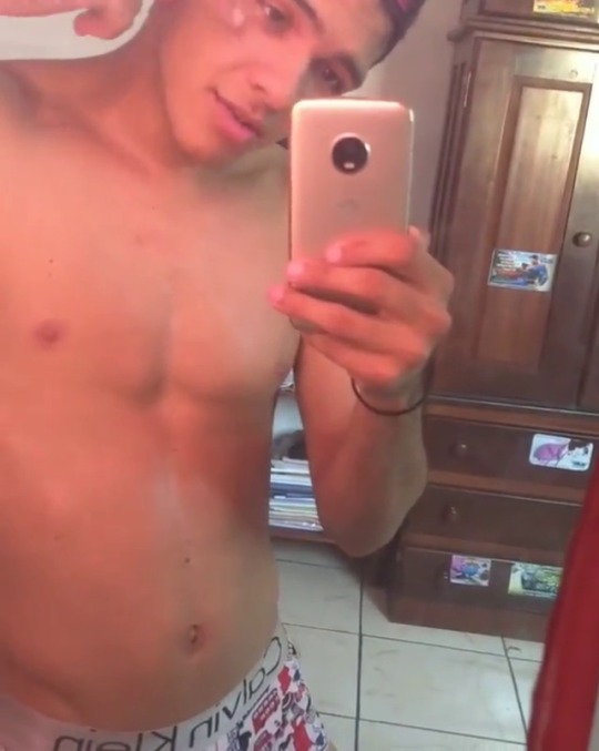muchosmachosmuchachos21:  Siganlo …. Habla super hot 🔥 su acento 