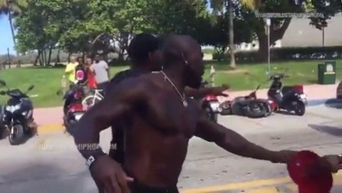 blackpantha:  worldstarvideos:  Picked The Wrong One: Dude Talks Bad About Bodybuilders Momma & Pays For It!  That’s my homie, Champ, on South Beach. He actually trains Muay Thai.