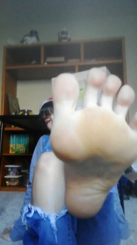 cutie-foot:  Playing with my toes in a video request featuring some lofi and denim