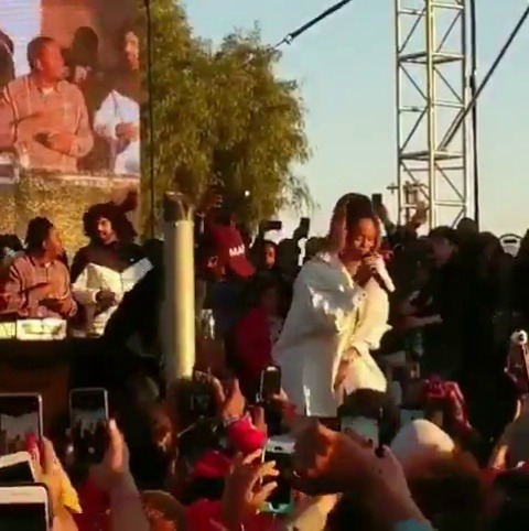 hellyeahrihannafenty: Rihanna performing “Lemon” at #TDEXMAS17.  