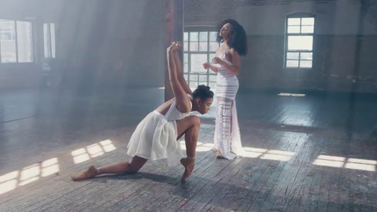 clarknokent:  diaryofakanemem: Hiplet is a combination of Ballet and Hip-Hop, and it’s seriously STUNNING. Just watch dancers Camryn Taylor and Nia Lyons show off their truly impressive moves.  I love this  
