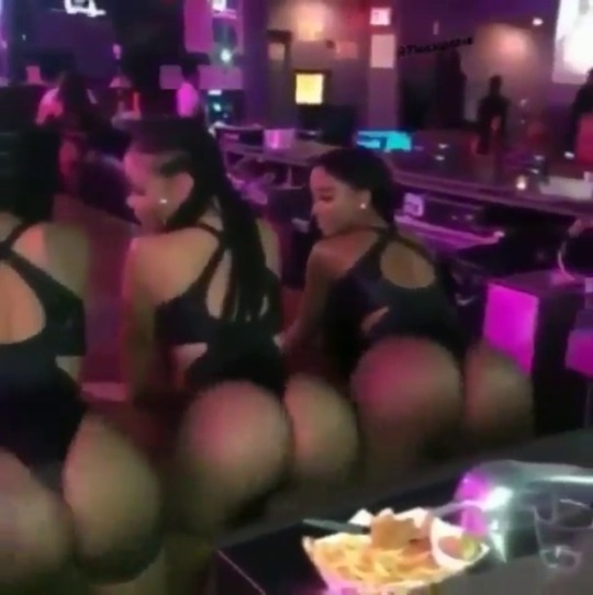 scoodogg55:  newla2:  👌🍑  Nuttin Butt Ass 🍑🍑🍑🍑