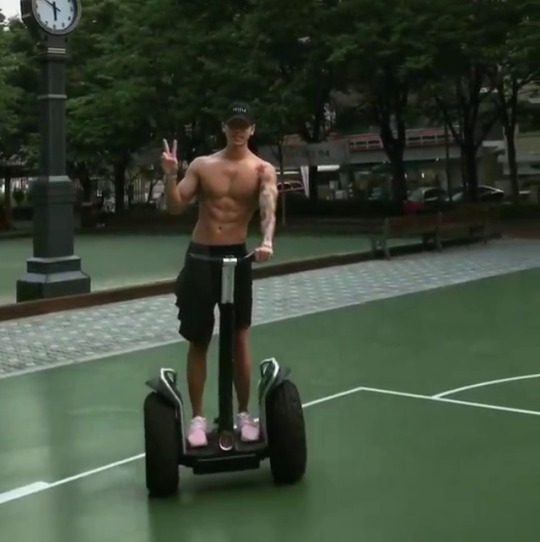 mistahhluke: joeycab:  aznboysparadise: IG: park.j_27  i don’t even know which one i wanna ride more…. 
