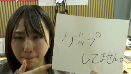  juri is saying she doesn’t have a gap xD