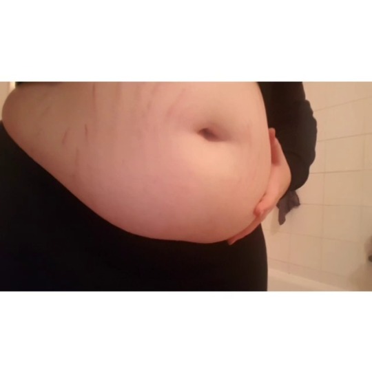 xatomiclightningx:  I love playing with my belly!