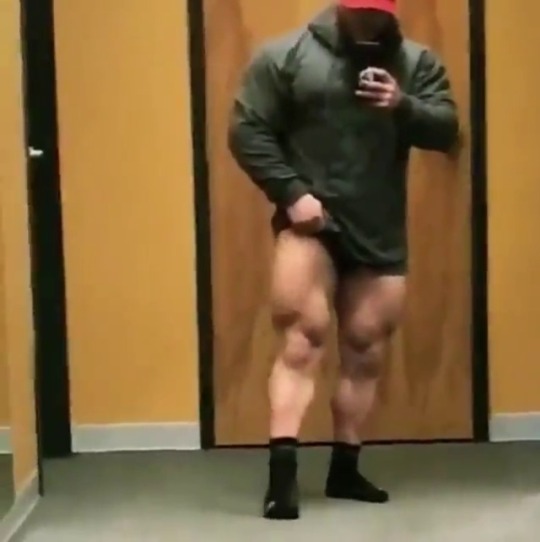 Charlie Williams - Legs so bloated with muscle and blood they look like they&rsquo;ll