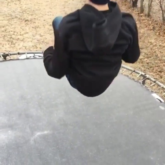 roseboo02: thesilencedmasses:  sixpenceee:  What breaking ice on a trampoline looks like. From here  This is so unspeakably satisfying, holy shit   Omg its like glass 