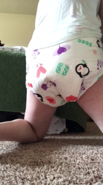 wannabediaperprincess:  *sniffs “Did you go poopy baby girl??!!   *wiggles my butt “Nu uh!! It was Mr. Snickerdoodle!! He needs a diapee change..🙈🦄🤪”  *mommy smiles as she picks me up, discreetly doing a diaper check” sure, sweetie…come