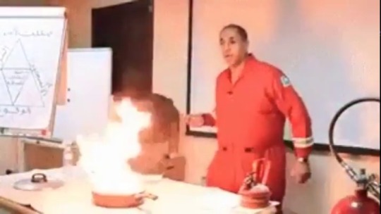 chronotriggerwarning:  m–ood:    Firefighter demonstrates how to put out a kitchen fire    Reblog to actually save a life 