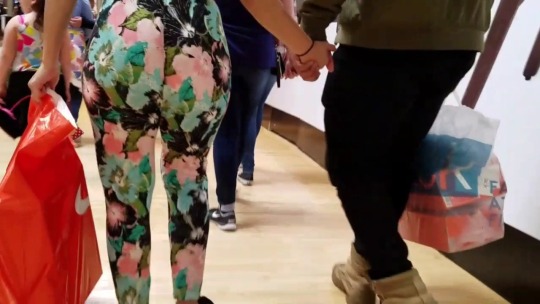 horrorlover1111:  doeyflowy:  Hands holding her man while dat ass talking to everybody