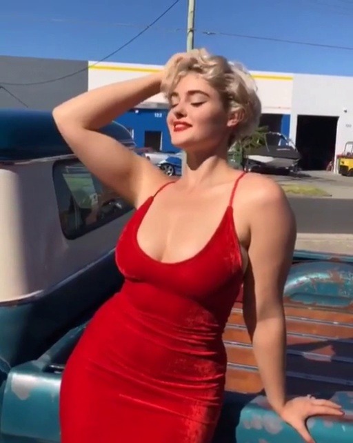 stefania-ferrario:  Stefania Ferrario  Love red