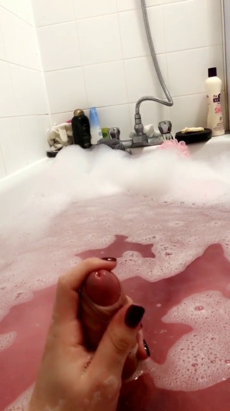 gracewantsattention:  Fun in the bath 😏