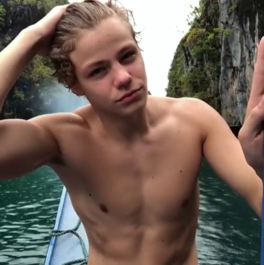 hotboi2020:  portaavions:  Florian Macek  Beautiful 