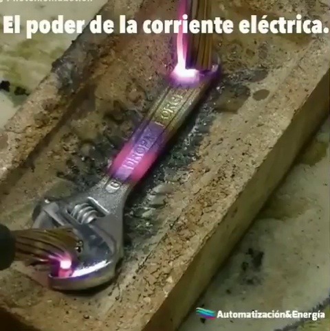 sabanasblancasuniverse:El poder de la corriente eléctrica.