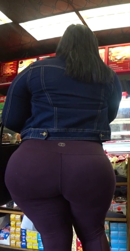 beatingthisdick:  creepcamera:  Bbws love to eat, keep that ass phat for us.  MONSTER