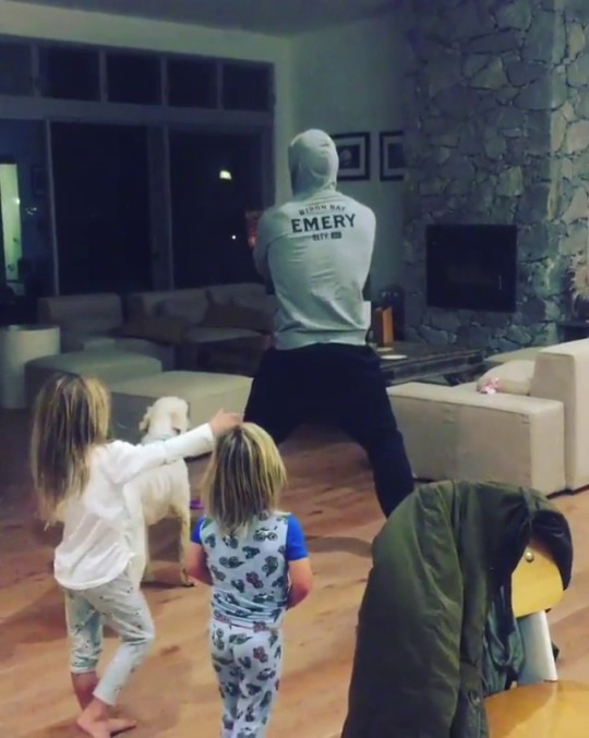 spidergvven: petermaximoff:  elves-n-angels: I have to admit, Chris Hemsworth singing with his family, turns my heart into goo.❤️+ wasnt this song about his brother? ldfkmghkjmdf #PowerMove  even more of power move, he tagged both liam and miley