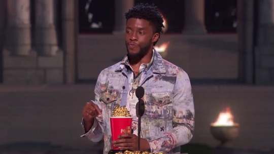 sixthhoekage: hobrien:    Chadwick Boseman winning the Best Hero Award for Black Panther and giving it to James Shaw Jr., the Waffle House shooting hero.   RIP King :( ❤️ 