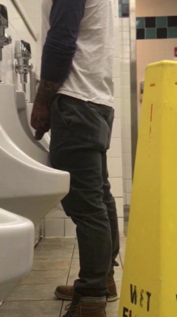 sprinkledpeenreturns:  Damn! I’d be mesmerized if I see that in a public men’s