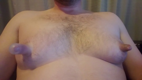 nipleses:  nippleplay87:Had the 5XLs on for a bit.  Esas tetas de macho me ponen super cachondo