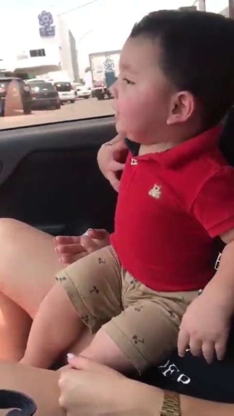 magicman30:  dlma-me:  Ay que bonito. 😍  Que cute si but why isn’t he in his car seat! 😱