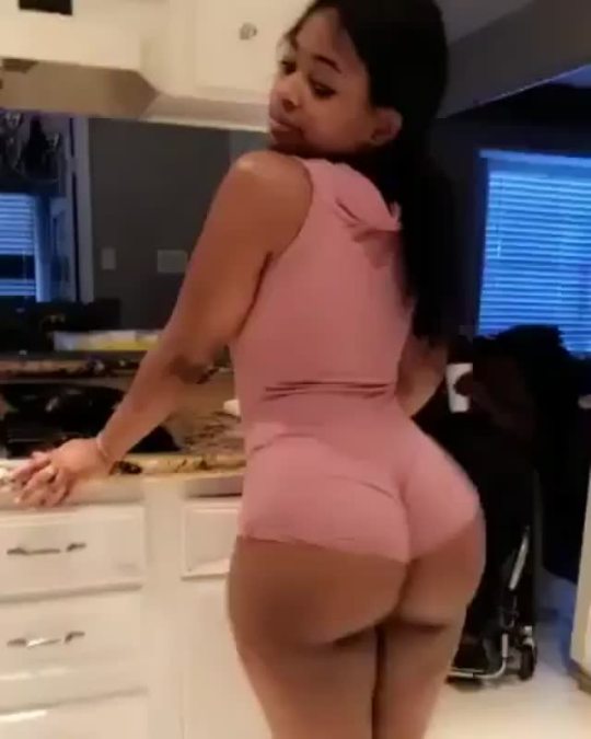 agymah7:  freaksandmodels:  Foreign Renaa  Chocolate Sunday - Foreign Renaa 