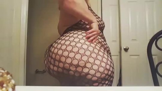 chubblovers:  Who doesn’t love fishnets?