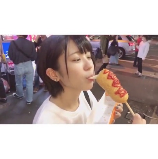 soimort:  Onishi eating a cheese dog