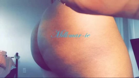 milkmar-ie:  Ass spread and twerk requests 🤗Doing free content requests on premium all day 😛🤤