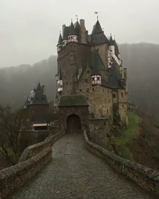 earthstory: Berg Eltz Castle, Germany sassychris1 