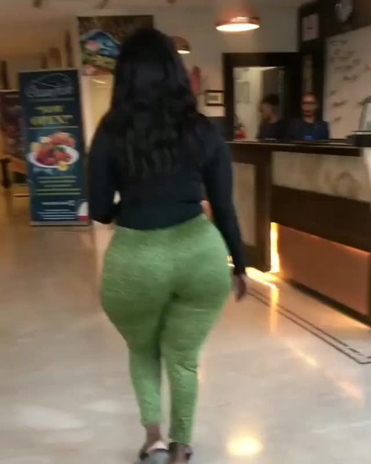 bigeric05:  assinleggins2: Ass so phat, my Gawd!    Damn 