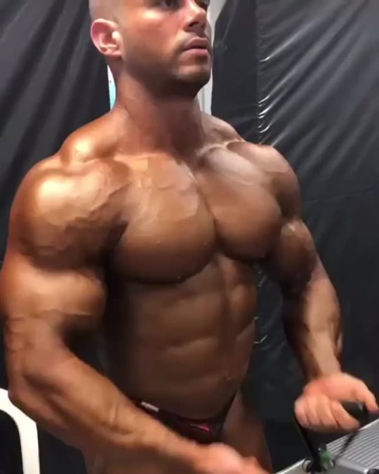 fuckable-muscle:  barrbfore:    Knows he needs to prepare for you