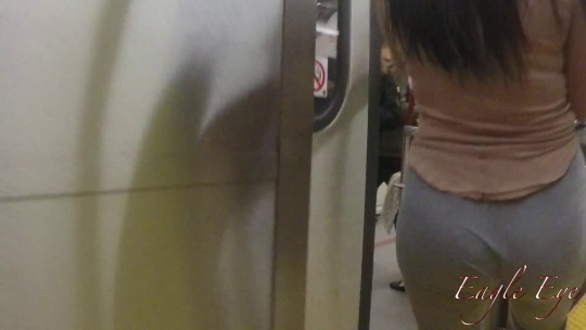 outofchancesagain:  Squeeze that jiggly fuckmeat onto the train🍆💦🍑