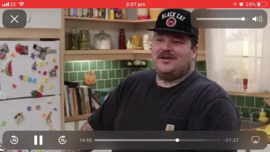 naidje:  yeehawlw: this man singlehandedly throws The biggest curveball i have ever witnessed in a cooking show   @tybaar   holy shitttttt