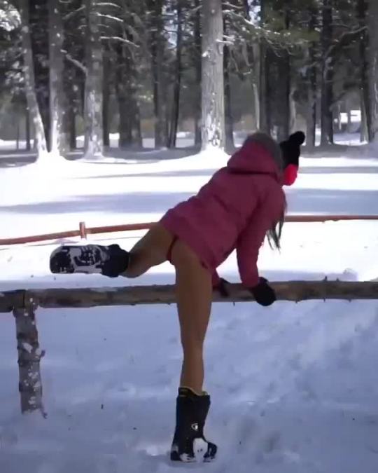 yoghi-73:  É arrivata la neveeeeeeee…si c'é anche la neve in questo video non solo una figa stratosferica…😂😂😂