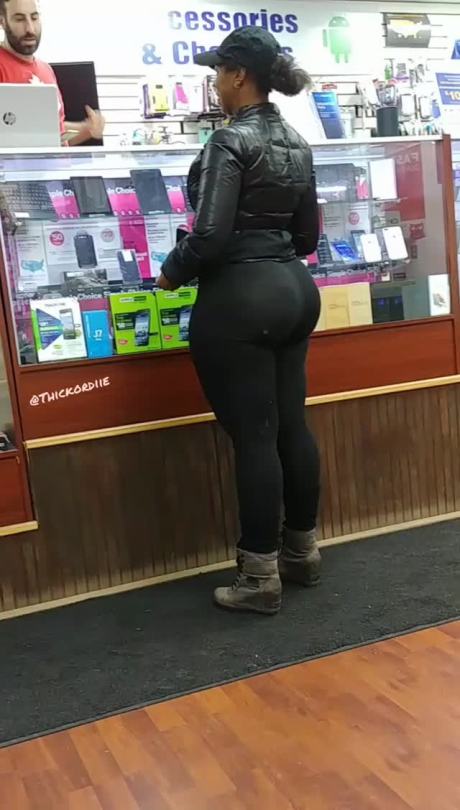 asscheeksncakephat:  thickordie:  .🤥🤣….. When Your New LG G6.. Come With Footage…🤥😮….  🎂👀