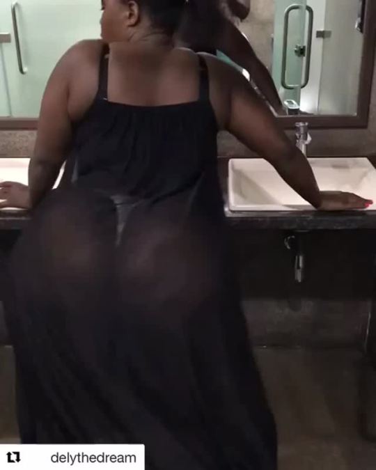 slugc:  turntup69:  👀👀👀  Her girl want her too she rubbing her pussy 👁️👁️👈🏾😍😍