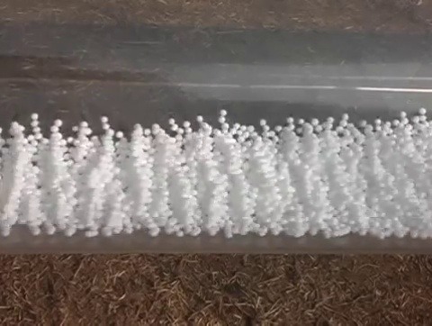 Bolitas de polietileno bailando con la vibración del sonido.