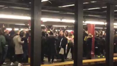 murdershegoat:Dozens of NYC Subway riders, fresh off a Robyn concert, singing “Dancing On My Own” while waiting for the E train. (Video by Triszh Hermogenes) 