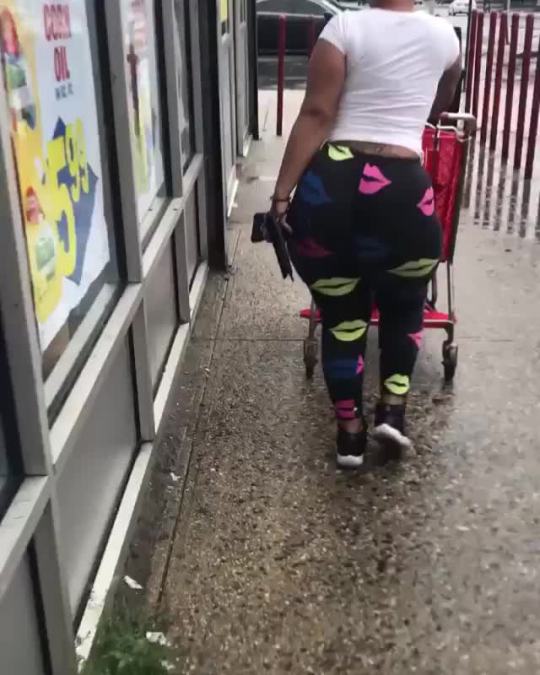 agk-rebooted:  big ol booty …..kiss print leggings  😊😊😍