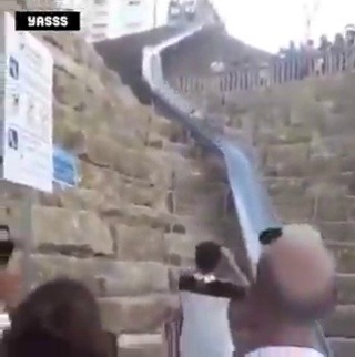 @Yasss_esIncreíble, pero cierto 😱 Estepona ha inaugurado el tobogán más largo de España con más de 38 metros de longitud. Ha sido creado para unir las calles Reina Sofía y Eslovaquia. ¿Imaginas cómo acabó la inauguración? Exacto, con heridas