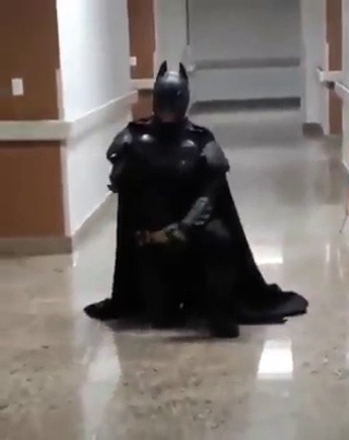   El médico le pregunta al niño con cáncer cuál era su sueño, el niño dice que era conocer a Batman, el médico se viste con la ropa del superhéroe y realiza el sueño del niño, eso sí es amar la profesión.