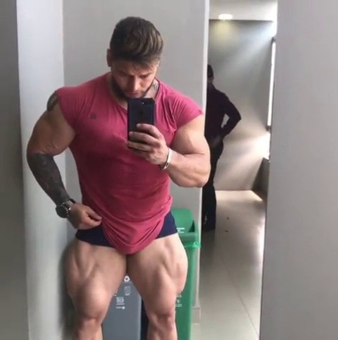 thiccmuscle:  needsize:Alejandro Guerra Montoya Huge quads