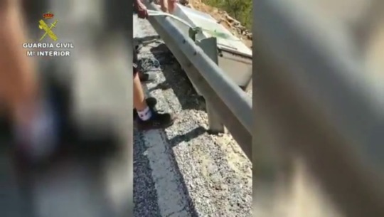   @rodriguezcoello · No se me ocurre nada más poético que ver al que se grabó tirando una nevera en pleno campo siendo obligado a recogerla.