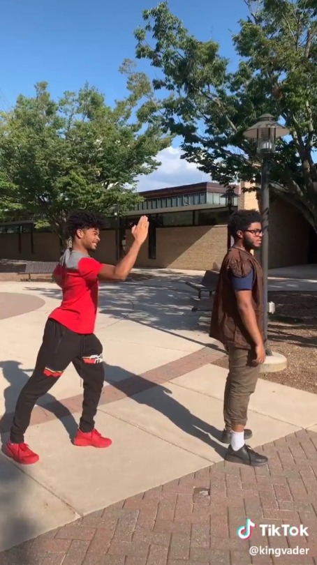 secondclassvines: “When someone tries to roast your best friend”