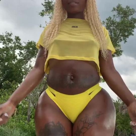 maturehairypussylover:hercheers:🍾🍾❤ sexy big fat ebony ass❤