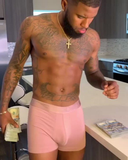duvalfreakdude:darkstalliondmv:Fine af! 😍He better go pay his dam bill and quit playing around with his trump check and tax refund. Sully😔😔😔