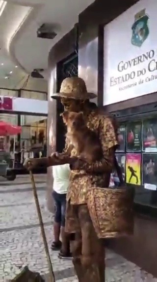orny1312:Este perro finge ser una estatua junto con su dueño.