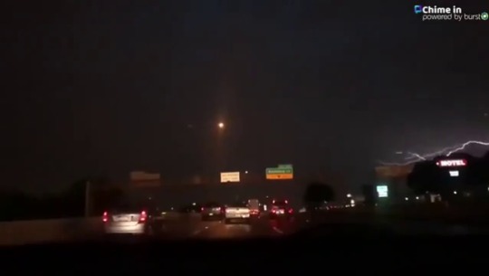 sixpenceee:  Crazy lightening caught on camera | source
