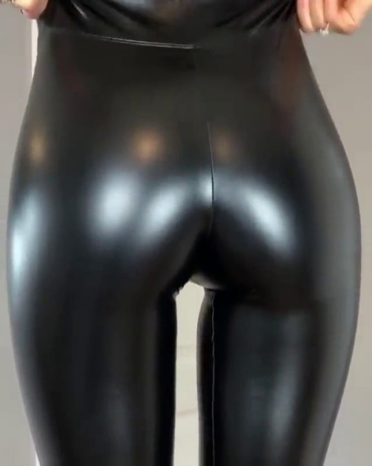 Love Woman Who Wear Rubber Or Latex